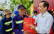 Lãnh đạo Mặt trận Tổ quốc trao quà Tết cho người nghèo và công nhân vệ sinh môi trường
