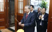 Tổng Bí thư Tô Lâm thắp hương tưởng niệm các cố lãnh đạo tiền bối