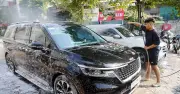 Giá rửa xe tăng cao trước Tết tại Hà Nội, nhiều cửa hàng đóng cửa sớm