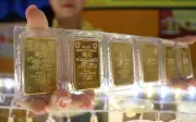 Giá vàng bạc tăng mạnh theo thế giới, người dân đổ xô mua sớm trước ngày vía Thần Tài