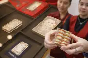 Giá vàng miếng SJC giảm mạnh 1,3 triệu đồng bất chấp cơn sốt mua vàng ngày Vía Thần tài
