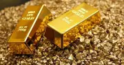 Giá vàng thế giới giảm sâu, chạm đáy hơn một tuần trước áp lực từ USD mạnh