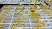 Giá vàng trong nước giảm mạnh, người dân vẫn xếp hàng mua tích lũy trước Tết