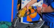 Giá xăng dầu tăng mạnh từ 15h chiều nay, xăng RON95 vượt 19.000 đồng/lít