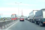 Giao thông ùn ứ nghiêm trọng trên cầu Cần Thơ dịp cận Tết