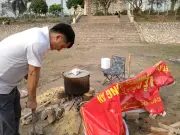 Hồ điều hòa Trung Văn khô cạn, người dân tận dụng nấu bánh chưng, trồng rau