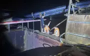 Hà Nội bắt quả tang 2 tàu khai thác cát trái phép trên sông Cầu, thu giữ 170m³ cát