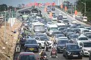 Hà Nội ùn tắc nghiêm trọng ngày 27 Tết, dòng xe nối dài hàng km tại các cửa ngõ