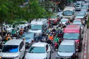 Hà Nội ùn tắc nghiêm trọng ngày cận Tết, đường phố chật như nêm cối