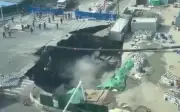 Hố sụt khổng lồ nuốt chửng đường phố Thượng Hải, công nhân tháo chạy thoát thân