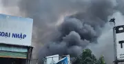 Hỏa hoạn lớn thiêu rụi nhà dân gần công ty ở TP.HCM, nhiều người hối hả di dời tài sản