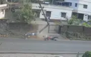 Hai sinh viên sống sót thần kỳ sau tai nạn xe máy đổ cột điện ở Ấn Độ
