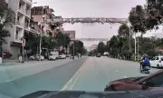 Hai ôtô suýt đâm nhau trên đường thoáng ở Bắc Ninh do xe đỏ cắt ngang trái phép