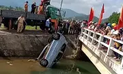 Hai thi thể cùng ôtô dưới mương nước ở Gia Lai: Nghi vấn tai nạn do lái xe buồn ngủ