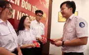 Hội Sinh viên TP.HCM trao quà Tết ấm áp cho sinh viên đón xuân xa nhà