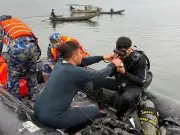 Hơn 500 người tìm kiếm 5 nạn nhân mất tích sau vụ chìm tàu ở hồ Thác Bà