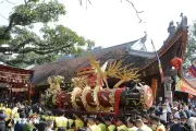 Hàng nghìn người dân và du khách hòa mình vào lễ hội rước pháo Đồng Kỵ