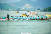 Hàng nghìn người đổ về sông Cu Đê xem đua thuyền truyền thống đầu năm
