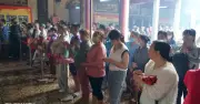 Hàng Ngàn Người Xếp Hàng Xin Ấn Tại Chùa Bà Thiên Hậu Trong Ngày Tất Niên