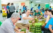 Hương Tết ấm áp lan tỏa khắp hẻm nhỏ Sài Gòn: Bánh chưng, bánh tét trao tặng người khó khăn