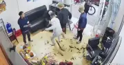 Hưng Yên: Nhóm người dùng vật giống súng, tuýp sắt hành hung tại tiệm cắt tóc để đòi tiền