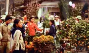 Hình ảnh chợ hoa Tết Hà Nội thập niên 1980 qua ống kính nhiếp ảnh gia nước ngoài