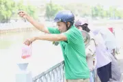 Người dân TP.HCM thả cá phóng sinh 23 tháng Chạp: Thay đổi thói quen, giữ trọn nghi lễ