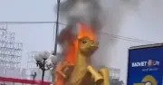 Linh vật ngựa bốc cháy dữ dội tại quảng trường đông người ở Thái Nguyên