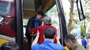 Bệnh viện Trung ương Huế tổ chức 'Chuyến xe yêu thương' đưa bệnh nhân khó khăn về quê đón Tết
