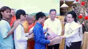 Đại sứ Việt Nam tại Lào trao quà từ thiện tại chùa Phật Tích, củng cố tình hữu nghị