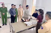 Đại tá Phú Thọ thăm cán bộ CSGT bị thương khi làm nhiệm vụ