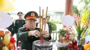 Đại tướng Nguyễn Trọng Nghĩa dâng hương tưởng niệm anh hùng liệt sĩ tại Bến phà II Long Đại