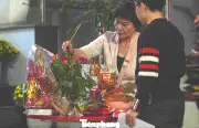 Không khí cúng Giao thừa tại Hà Nội: Mâm lễ tươm tất, lòng thành dâng trời đất
