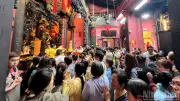 Lễ vía Ngọc Hoàng tại TP.HCM thu hút đông đảo người dân, giao thông ùn ứ cục bộ