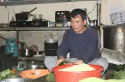 Làng Hùng Lô Giữ Nghề Gói Bánh Chưng Truyền Thống, Giá Tăng Nhẹ Do Chi Phí Nguyên Liệu