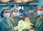 Đêm Giao Thừa Trong Bệnh Viện: Những Bóng Áo Blouse Lặng Lẽ Giành Giật Sự Sống