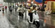 Mưa trái mùa tiếp tục trút xuống TP.HCM và Nam bộ, cảnh báo giông lốc mạnh