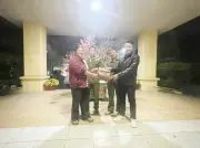 Nhặt được túi xách chứa 80 triệu đồng và vàng, người dân trả lại chủ nhân