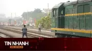 Người đàn ông thoát chết trong gang tấc khi băng qua đường tàu ở Hà Nội