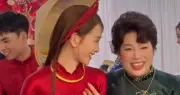 MC Huyền Trang VTV đeo vàng, kín tay đón dâu bên mẹ chồng ở lễ ăn hỏi với Đức Huy