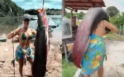Nữ doanh nhân Brazil câu được cá khổng lồ pirarucu nặng 65kg tại đầm phá