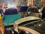 Nữ tài xế đi ngược chiều gây tai nạn liên hoàn, 5 ô tô hư hỏng tại Hà Nội