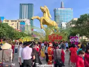 Đường Hoa Nguyễn Huệ Tết 2026: Linh Vật Ngựa Tiếp Tục Phục Vụ Đến 22/3