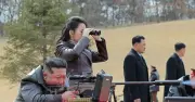 Ông Kim Jong Un và con gái trải nghiệm súng bắn tỉa mới của Triều Tiên
