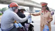 Đồng Nai: Cảnh sát giao thông phát nước, khăn lạnh hỗ trợ người dân trở lại làm việc sau Tết