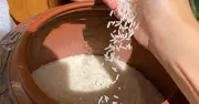 Đừng vội vứt hũ gạo cũ cuối năm: Vật nhỏ giữ khí ổn định cho gian bếp