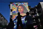 Nghệ sĩ Venezuela tạo 'Mona Lisa Mỹ Latinh' từ 100.000 nắp chai nhựa ở El Salvador