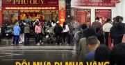 Người dân đội mưa mua vàng trước ngày vía Thần Tài, tiệm vàng nhộn nhịp tại Hà Nội