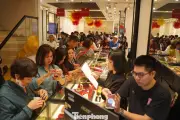 Người dân vẫn xếp hàng mua vàng dù giá tăng cao, chuyên gia cảnh báo rủi ro