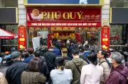 Người dân xếp hàng dài nghẹt thở để mua vàng ngày cận Tết Bính Ngọ